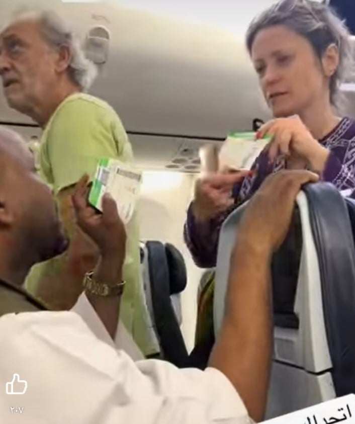 شاهد.. الفيديو "الترند" على مواقع التواصل.. سوداني يدخل في نقاش مع "خواجية" داخل الطائرة ويرفض ترك مقعده وسط ضحكات أصدقائه والمتابعين 10 462541422 534137259320946 5271045076093797759 n