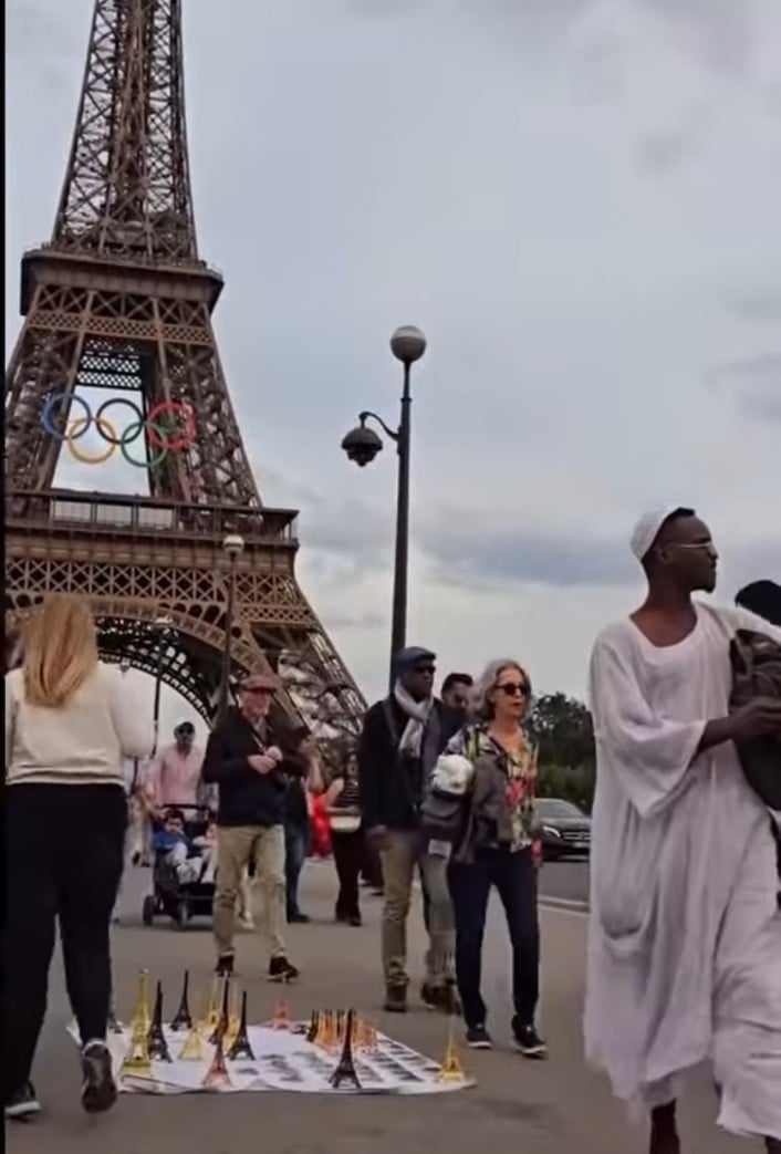 شاهد بالصورة والفيديو.. سوداني بالعاصمة الفرنسية باريس يتجول أمام برج إيفل بالزي البلدي "العراقي" الخفيف وساخرون: (لما يكون ما عندك حاجه لي زول) 10 462541468 1898723353871725 3251041897759755622 n 1
