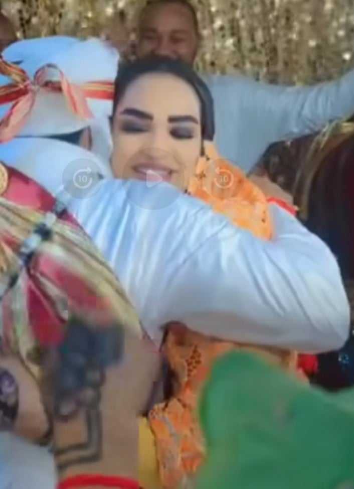 شاهد بالصورة والفيديو.. بالأحضان وفي لحظات رومانسية.. الحسناء السودانية "عزيزة" تواصل إبهار المتابعين وتزف زوجها عريساً لزوجته الجديدة 10 462546846 937837168175928 3026221683384706479 n