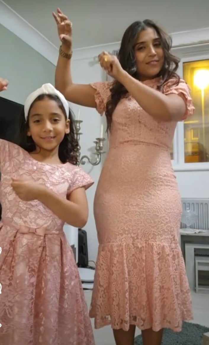 شاهد بالصورة والفيديو.. حسناء فائقة الجمال وإبنتها يدعمان القوات المسلحة بــ(زردية) البرهان والجمهور يطلق تعليقات الغزل: (أحلى ترند ومصنع العسل وإنتاجه) 10 462548318 7395701193888418 631095174250060921 n 1