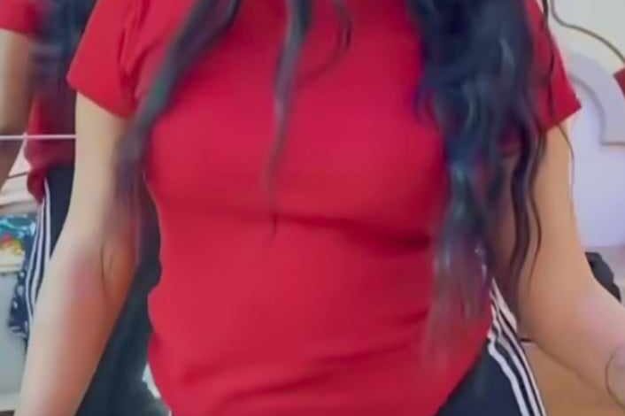 شاهد بالصورة والفيديو.. بأزياء مثيرة وعلى أنغام الدولية.. حسناء سودانية تقدم فواصل من الرقص الفاضح داخل غرفتها ومتابعون: (ليه يا جماعة الأيام دي أي بنت سمحة بتكون فاكة العرش؟) 1 462551283 903917654579021 6993185837549812794 n