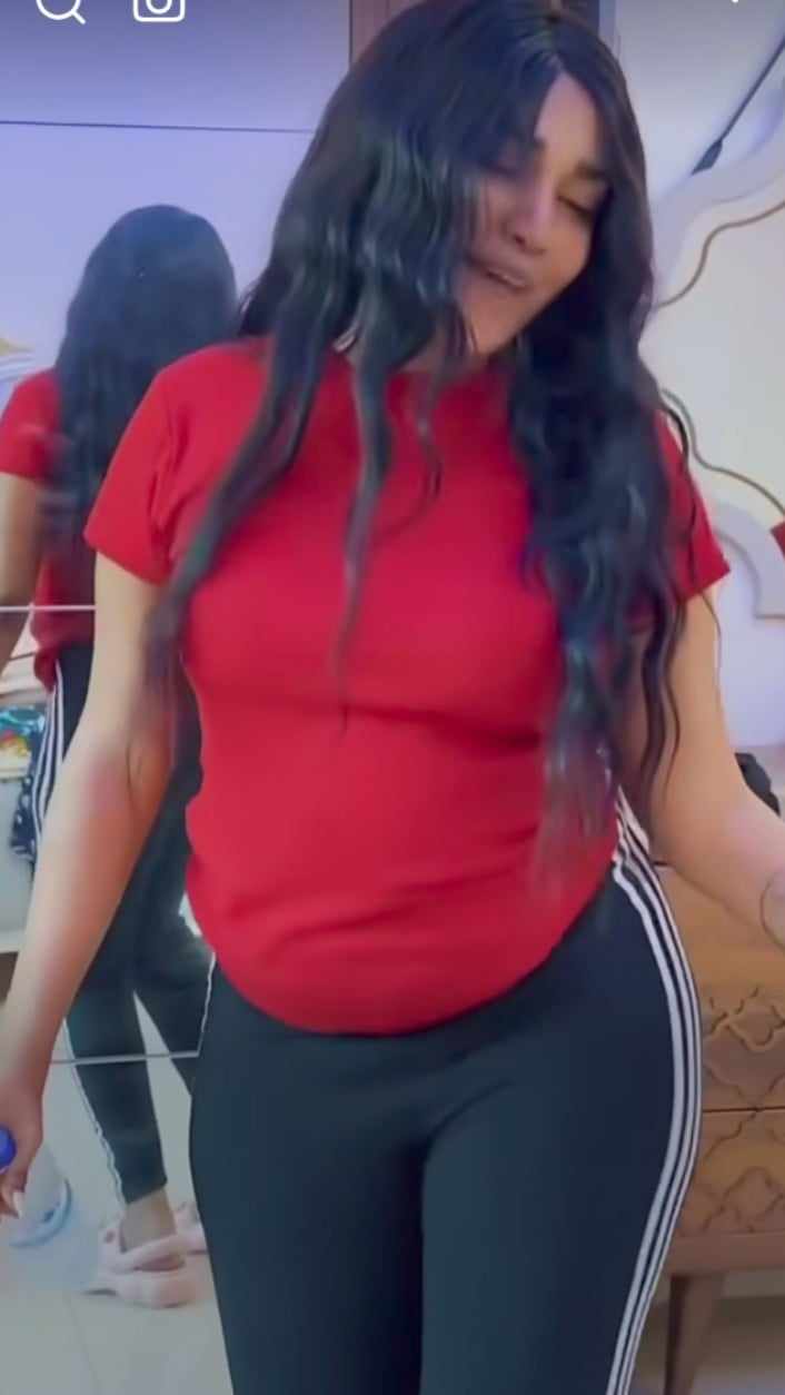 شاهد بالصورة والفيديو.. بأزياء مثيرة وعلى أنغام الدولية.. حسناء سودانية تقدم فواصل من الرقص الفاضح داخل غرفتها ومتابعون: (ليه يا جماعة الأيام دي أي بنت سمحة بتكون فاكة العرش؟) 10 462551283 903917654579021 6993185837549812794 n