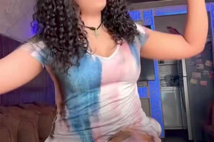 شاهد بالصورة والفيديو.. حسناء سودانية تدخل في وصلة رقص مثيرة على أنغام أغنية (سائق العربية) والجمهور يتغزل: (نار وشرار) 1 462552314 569851425476076 3628596131472088671 n
