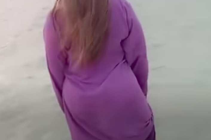 شاهد بالصورة والفيديو.. بأزياء فاضحة.. حسناء سودانية تستعرض جمالها وتكشف عن ساقيها بأحد شواطي الإمارات 1 462638156 558929556508695 8009166461970347050 n