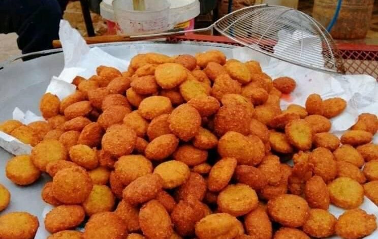 شاهد بالفيديو.. (طعمية الكبكبي والعيش البلدي الحار) فتاة مصرية تعبر عن عشقها للفطور السوداني من أحد المحلات بأرض اللواء 1 طعمية