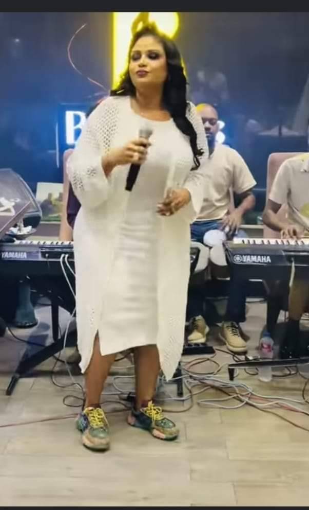 شاهد بالصورة والفيديو.. بسبب حذائها وأزيائها القصيرة.. جمهور مواقع التواصل الاجتماعي يسخر من الفنانة توتة عذاب بعد ظهورها المثير في كافيه بالقاهرة 10 توتة