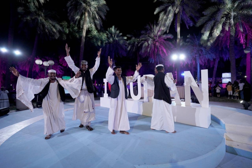 شاهد بالفيديو.. الفنان السوداني "شبارقة" يشعل موسم الرياض بلهيب الشوق وفارس الحديد والجمهور السوداني الحاضر يتفاعل 10 2116263