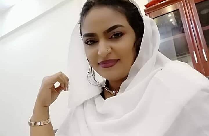 شاهد بالصورة والفيديو.. مذيعة سودانية حسناء تحذر الفتيات: (راجل المره بونسك ما بعرسك والمابخاف من مرتو الضحك شرطتو) 1 367449950 2318243011701660 3033071556927584743 n