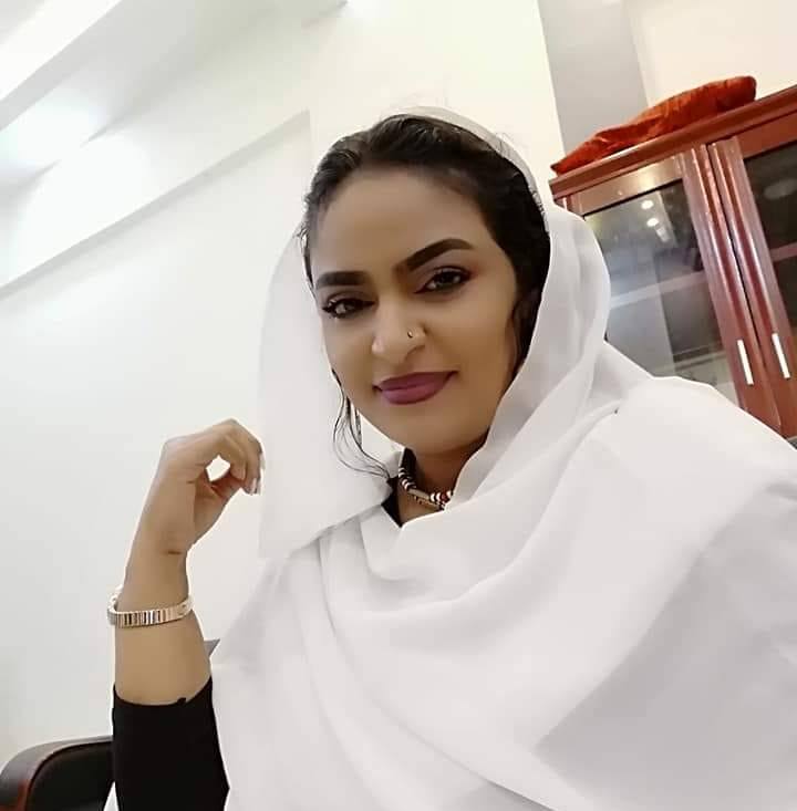 شاهد بالصورة والفيديو.. مذيعة سودانية حسناء تحذر الفتيات: (راجل المره بونسك ما بعرسك والمابخاف من مرتو الضحك شرطتو) 10 367449950 2318243011701660 3033071556927584743 n