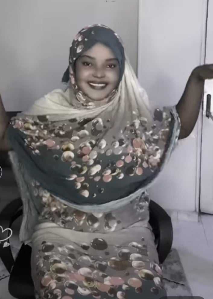 شاهد بالصورة والفيديو.. فتاة سودانية تحتفل بتحرير سنجة وتتغنى بقوات أبو طيرة برقصة "الطيرة" وإشارة "البل" 10 462561593 458188233973278 6173339081731293419 n