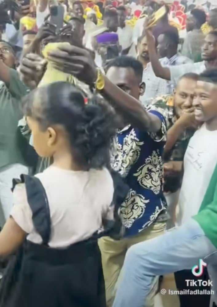 شاهد بالفيديو.. حصلت على أموال نقطة من أحد الحاضرين الحفل.. طفلة سودانية تقدم فواصل من الرقص على طريقة "الراقصات" الاستعراضيات والجمهور يسخر: (مرقت بدري شديد وسدت الباب) 10 462565947 2020812878342399 9162872267886491402 n