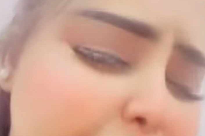 شاهد بالصورة والفيديو.. حسناء سودانية تبكي خوفاً من سخرية صديقاتها منها بعد أن تزوجن وتعرض نفسها للزواج على الهواء: (يا جماعة مافي واحد بعرسني بالساهلة) 1 462570627 351395011367660 2548401319881075118 n