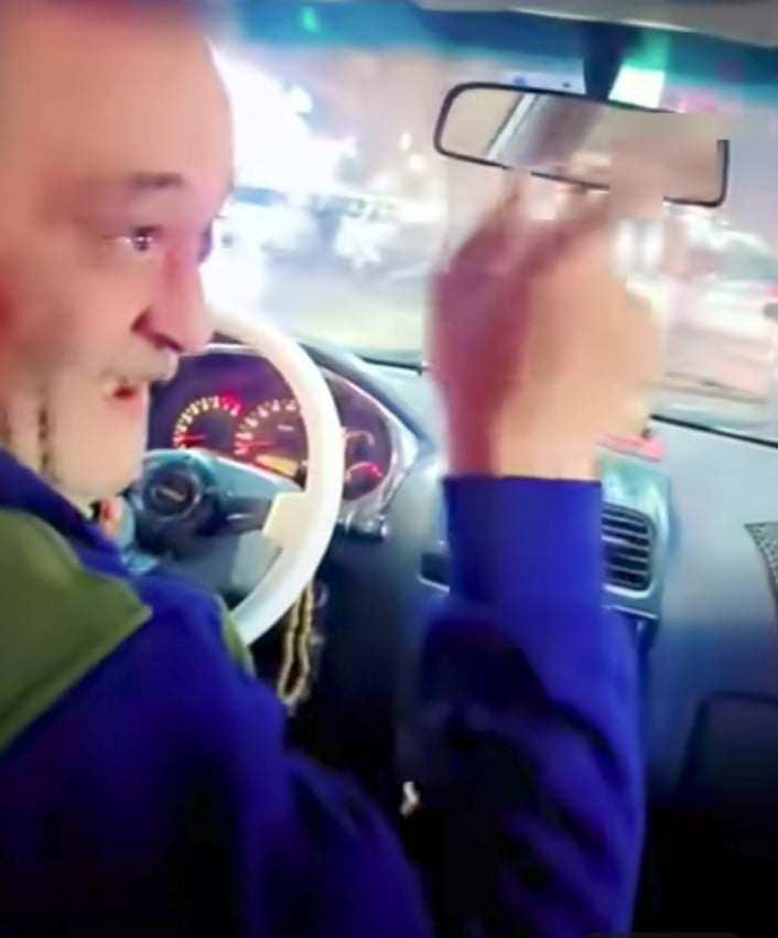 شاهد بالفيديو.. أطرب فتيات سودانيات في مشوار معه.. سائق تاكسي مصري حافظ أغاني "الزنق" السودانية للفنانة "ماروكو" ويحرص على تشغيلها في سيارته وساخرون: (الشعب المصري اتهكر) 10 462570655 1107120340970445 5861512065708276711 n 1