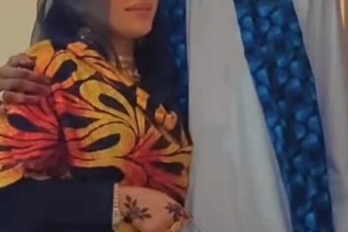 شاهد بالصورة والفيديو.. عريس سوداني وعروسته يشعلان مواقع التواصل بلقطات رومانسية وساخرون: (دا مافي زول يقول أب جيقة ما رومانسي) 1 462579881 599795742396998 6381572087491819084 n