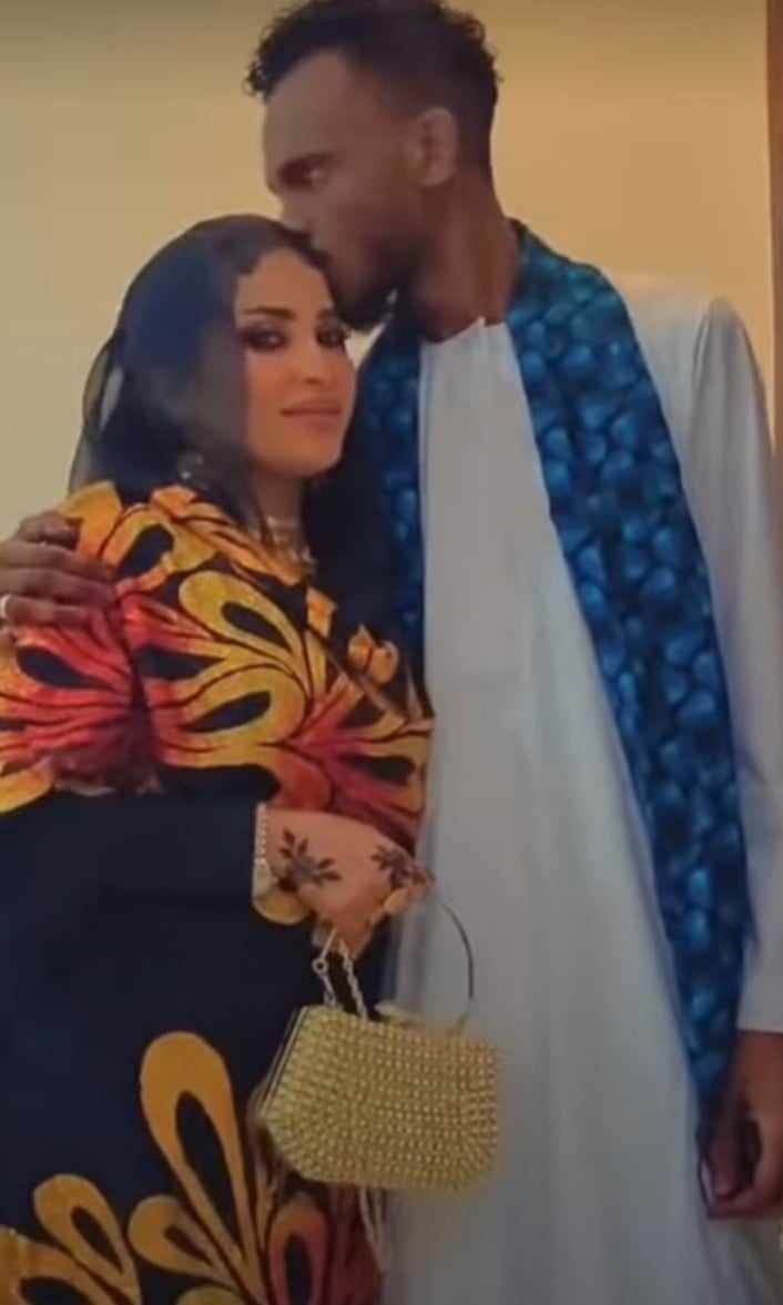 شاهد بالصورة والفيديو.. عريس سوداني وعروسته يشعلان مواقع التواصل بلقطات رومانسية وساخرون: (دا مافي زول يقول أب جيقة ما رومانسي) 10 462579881 599795742396998 6381572087491819084 n