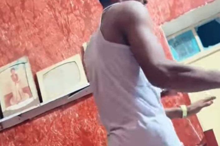 شاهد بالصورة والفيديو.. شاب سوداني يرقص داخل غرفته على أنغام أغنية البنات "يا لولا" ويثر ضحكات وسخرية الجمهور والمتابعين (الجاتنا تختانا) 1 462640964 3820623198224976 6142905432693088739 n