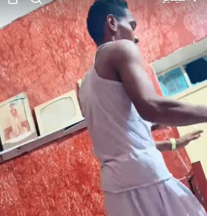 شاهد بالصورة والفيديو.. شاب سوداني يرقص داخل غرفته على أنغام أغنية البنات "يا لولا" ويثر ضحكات وسخرية الجمهور والمتابعين (الجاتنا تختانا) 10 462640964 3820623198224976 6142905432693088739 n