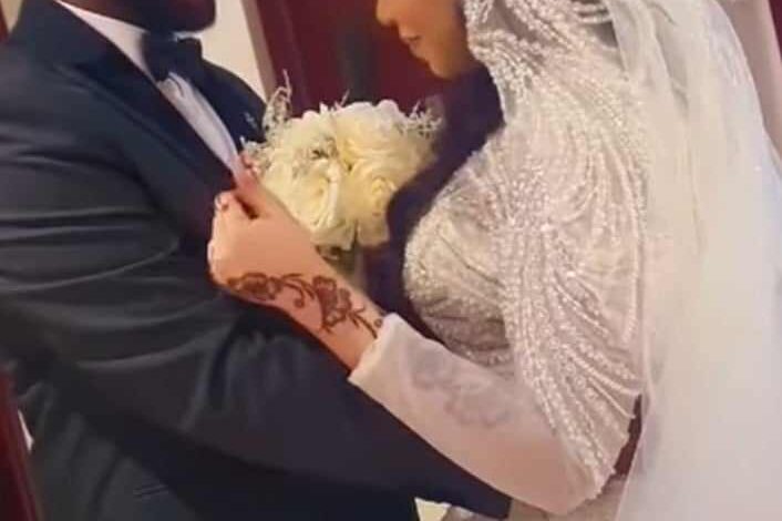 شاهد بالصورة والفيديو.. في لقطة رومانسية.. عريس سوداني يحضن عروسته ويغني معها (مبروك عليك اللة يا نعومة) وساخرون: (حرام عليكم عملتوا للعزابة عقدة وخليتوهم يبكوا) 1 462646900 1337045234130107 4597709605560480003 n