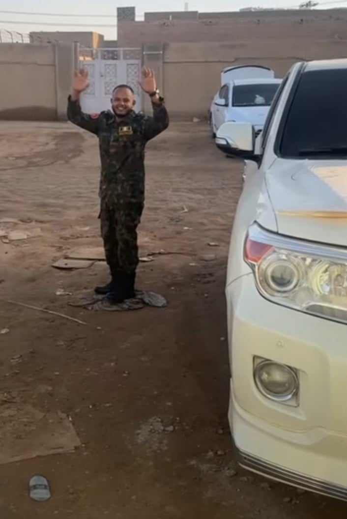 شاهد بالصورة والفيديو.. العريس السوداني صاحب الزواج الأسطوري قبل الحرب "الشكري" يرتدي "الكاكي" ويظهر برتبة الملازم وساخرون: (النجمة دي جابة معاهو من شهر العسل ولا شنو) 10 462650074 1723060108544926 5381651870753259704 n