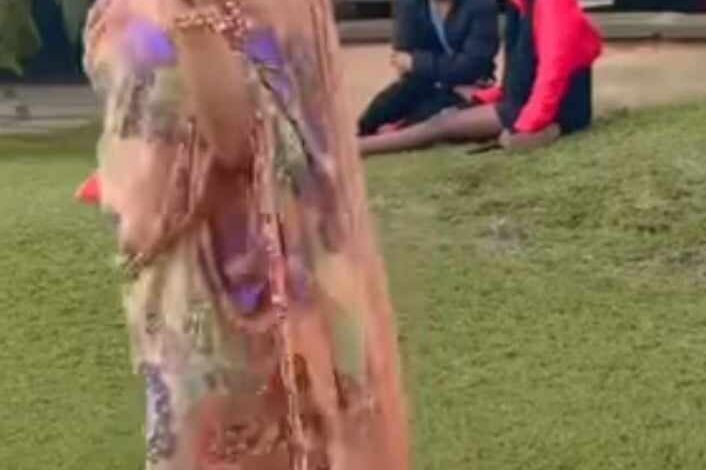 شاهد بالصورة والفيديو.. حسناء سودانية تخطف قلوب المتابعين بعد ظهورها وهي تتمشى في شوارع أمريكا بالثوب السوداني الأنيق 1 462652068 1299971314688873 3157984192310306231 n