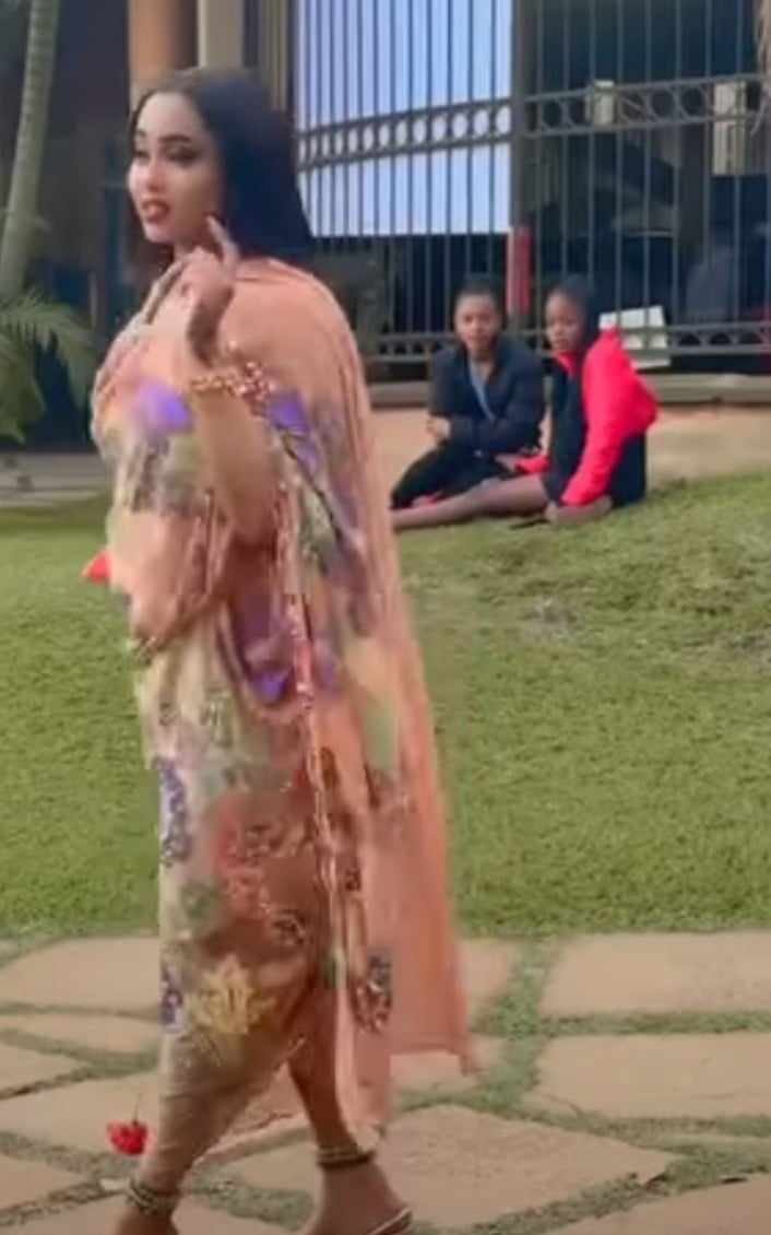 شاهد بالصورة والفيديو.. حسناء سودانية تخطف قلوب المتابعين بعد ظهورها وهي تتمشى في شوارع أمريكا بالثوب السوداني الأنيق 10 462652068 1299971314688873 3157984192310306231 n