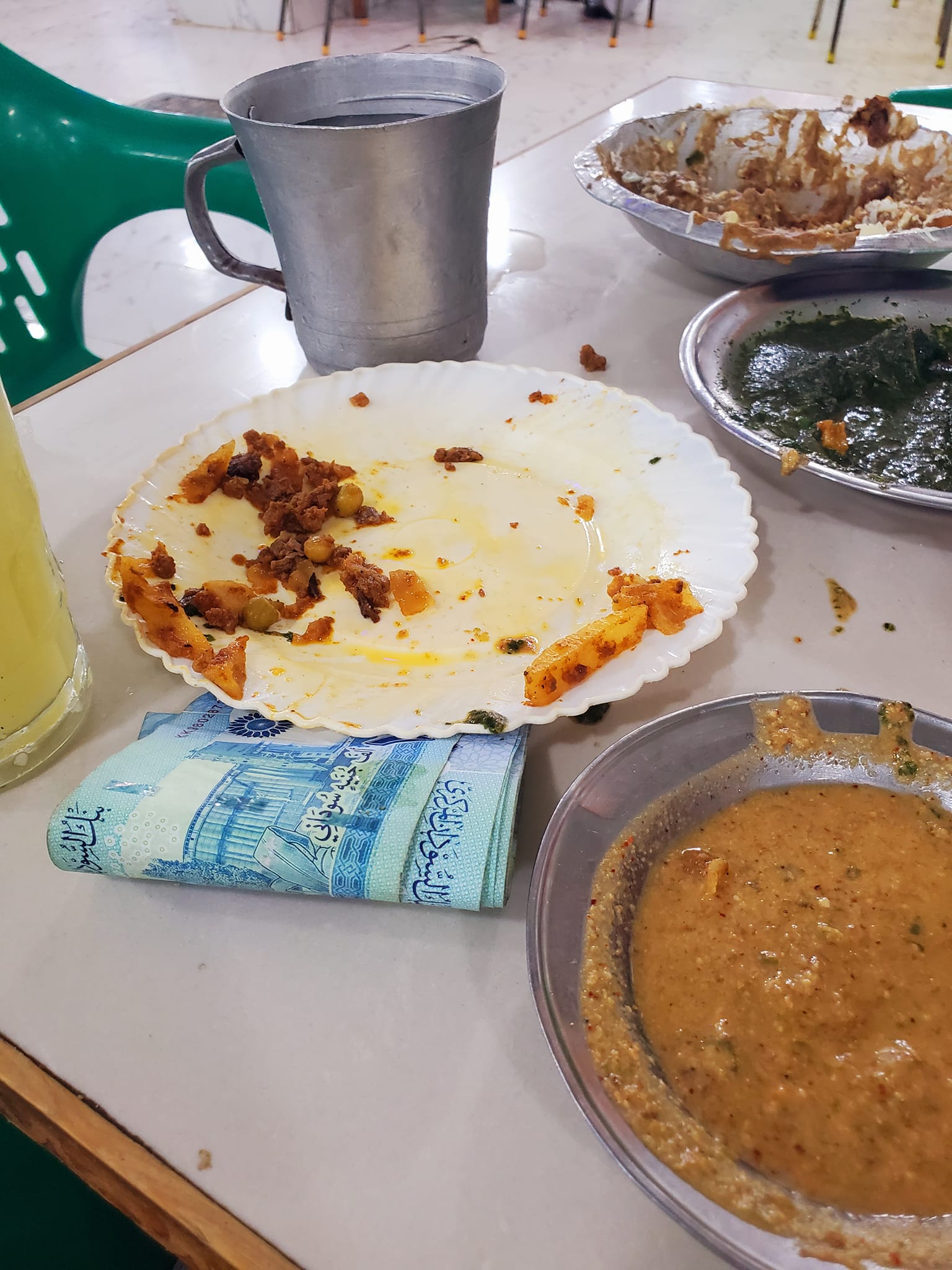 بالصورة.. طالب يمني يحكي موقف مؤثر مع سوداني بسيط يعمل بسوق ببورتسودان: (وضع لي مبلغ "10 ألف جنيه" بحثت عليه ولم اجده.. الشعب السوداني شعبُ كريم ،معطاء يقدر طالب العلم ويحترمه) 4 465644982 1963461477498118 851852586412929950 n