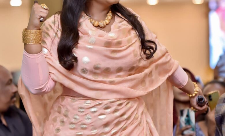 شاهد بالصورة.. الفنانة هدى عربي تعود لخطف الأضواء على مواقع التواصل بلقطة من إحدى حفلاتها في الخرطوم وساخرون: (الفنانات شمعة مضيئة في سماء الفن السوداني نسأل اللّٰه ان يطفيها) 1 466164044 2241915346190258 4176117329124613235 n