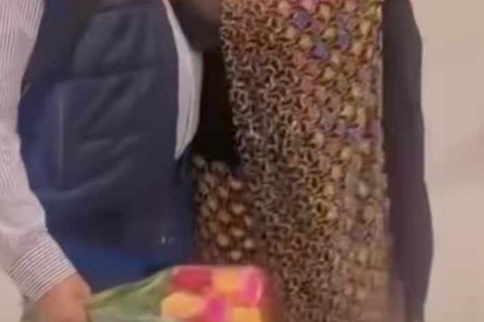 شاهد بالصورة والفيديو.. سودانية تستقبل زوجها وتتحسس جسمه بحركات مثيرة أمام أنظار المسافرين بأحد المطارات 1 466593976 1924844237995207 5560015166393114499 n