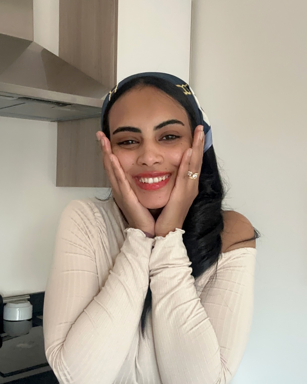 شاهد بالصور.. زوجة الحرس الشخصي لقائد الدعم السريع تظهر في إطلالة جديدة وتقول: (الحمدلله كل الناس بتحبني ولو ما بتحبني أمشي اتعالج) وساخرون: (مافي زول بحبك غير زوجك المجغوم) 3 466940302 18470201047060622 6250546096156262380 n