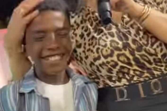 شاهد بالصور والفيديو.. طفل سوداني يدخل في حالة فرح هستيري بعد أن قامت مطربة مصرية حسناء باحتضانه ومداعبته وساخرون: (مافي أحلى من الطبطبة وكلنا محتاجين ليها) 1 467470391 1290323618812875 6167635426401383604 n