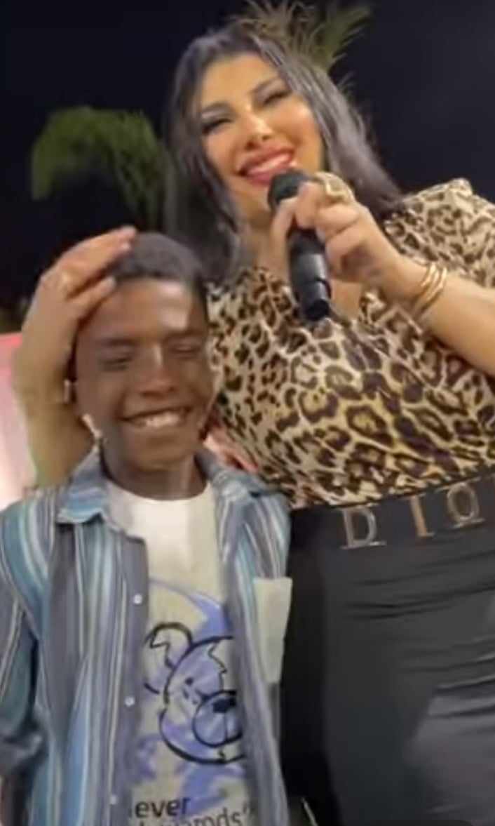 شاهد بالصور والفيديو.. طفل سوداني يدخل في حالة فرح هستيري بعد أن قامت مطربة مصرية حسناء باحتضانه ومداعبته وساخرون: (مافي أحلى من الطبطبة وكلنا محتاجين ليها) 3 467470391 1290323618812875 6167635426401383604 n