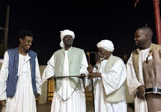 شاهد بالصور.. حاكم إقليم دارفور يدحض الشائعات ويظهر بالزي القومي للبجا لدى لقائه بعمدة قبيلة البُقلد والجمهور يتفاعل: (انت كبير أوي أوي يا مناوي) 1 Gb9P62EWQAAqum9