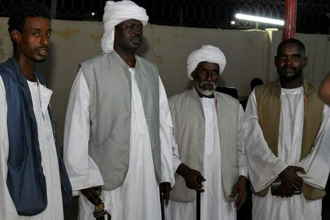 شاهد بالصور.. حاكم إقليم دارفور يدحض الشائعات ويظهر بالزي القومي للبجا لدى لقائه بعمدة قبيلة البُقلد والجمهور يتفاعل: (انت كبير أوي أوي يا مناوي) 2 اركو مناوي