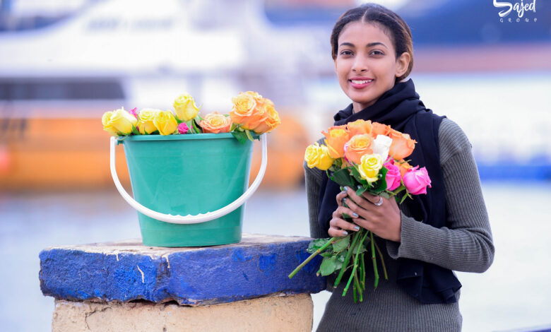 شاهد بالفيديو.. بعد طول غياب.. بائعة الورد السودانية الحسناء تعود لخطف الأنظار على مواقع التواصل والجمهور يتغزل: (يومي زائدة حلا وأحلى من أول) 1 بائعة الورد4