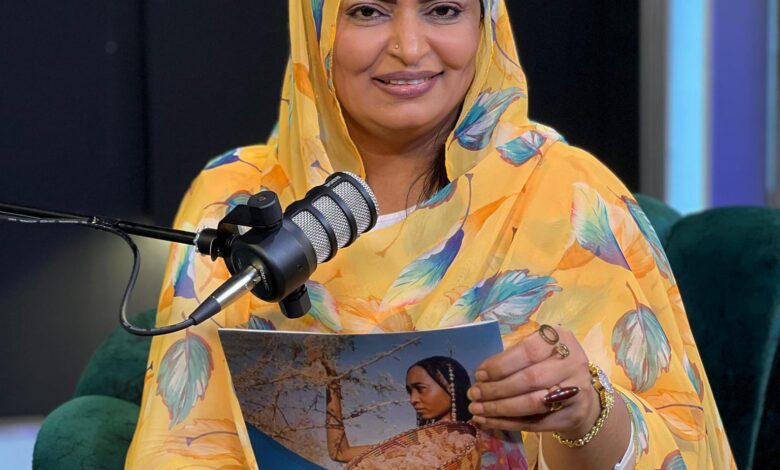 شاهد بالصورة.. المذيعة السودانية الحسناء "عزيزة" تخطف الأضواء بهدية الشاعرة داليا الياس 1 عزيزة عوض الكريم