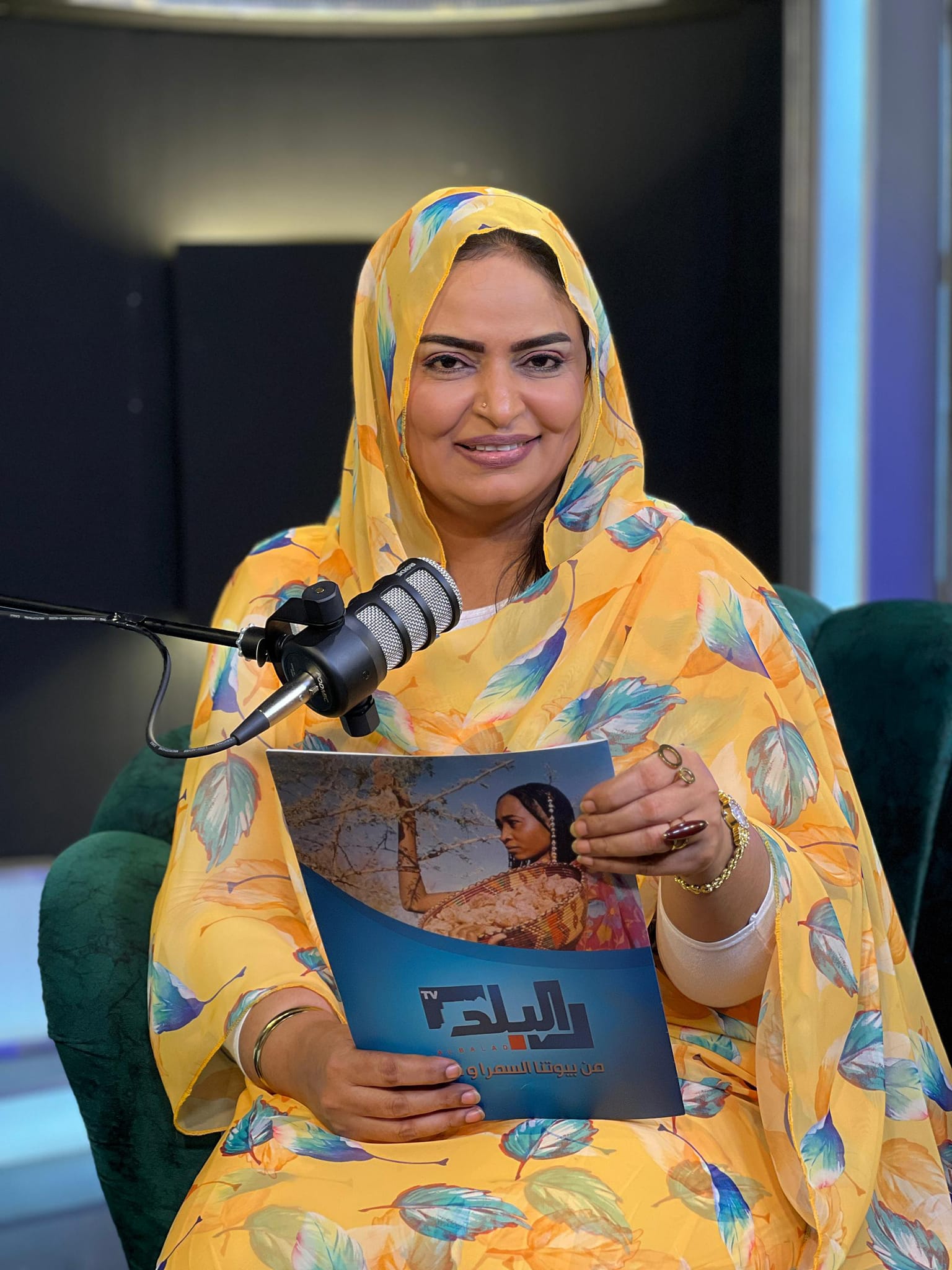 شاهد بالصورة.. المذيعة السودانية الحسناء "عزيزة" تخطف الأضواء بهدية الشاعرة داليا الياس 2 عزيزة عوض الكريم