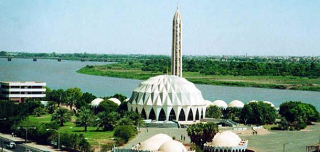 شاهد بالصورة.. أم درمان تستعيد عافيتها.. ناشط سوداني يلتقط صورة معبرة من أمام أشهر شوارع المدينة العريقة والجمهور يتفاعل: (أم در يا حبيبة يا منى يا قصيدة) 11 أم درمان2