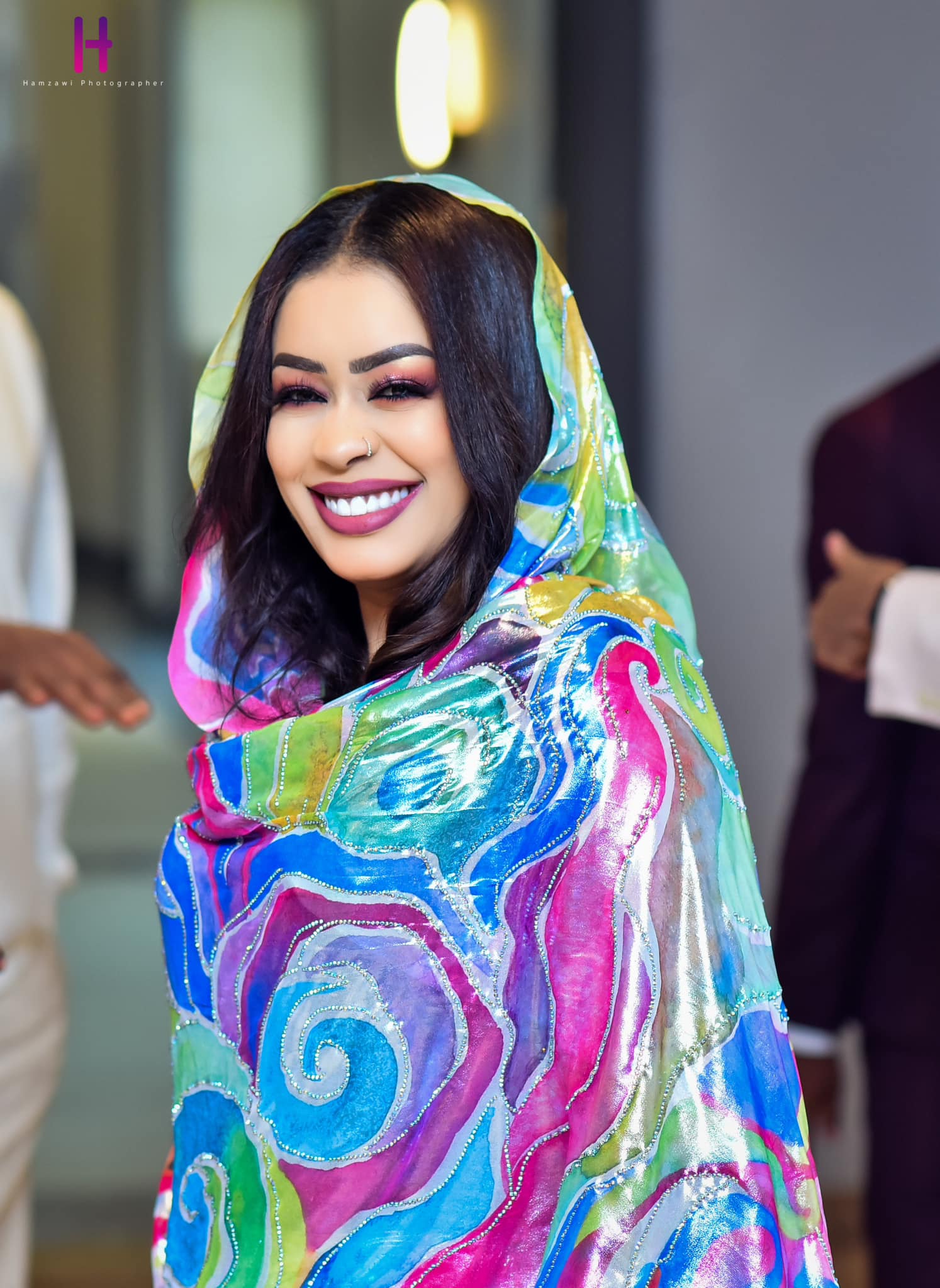 شاهد بالفيديو.. مذيع سوداني يتغزل في الفنانة إيمان الشريف أمام الجمهور وتحت أنظار زوجها ويسألها: (أين حذاؤك هذا المساء؟) والمطربة تعبر عن خجلها بالضحكات 10 ايمان الشريف جلسة5