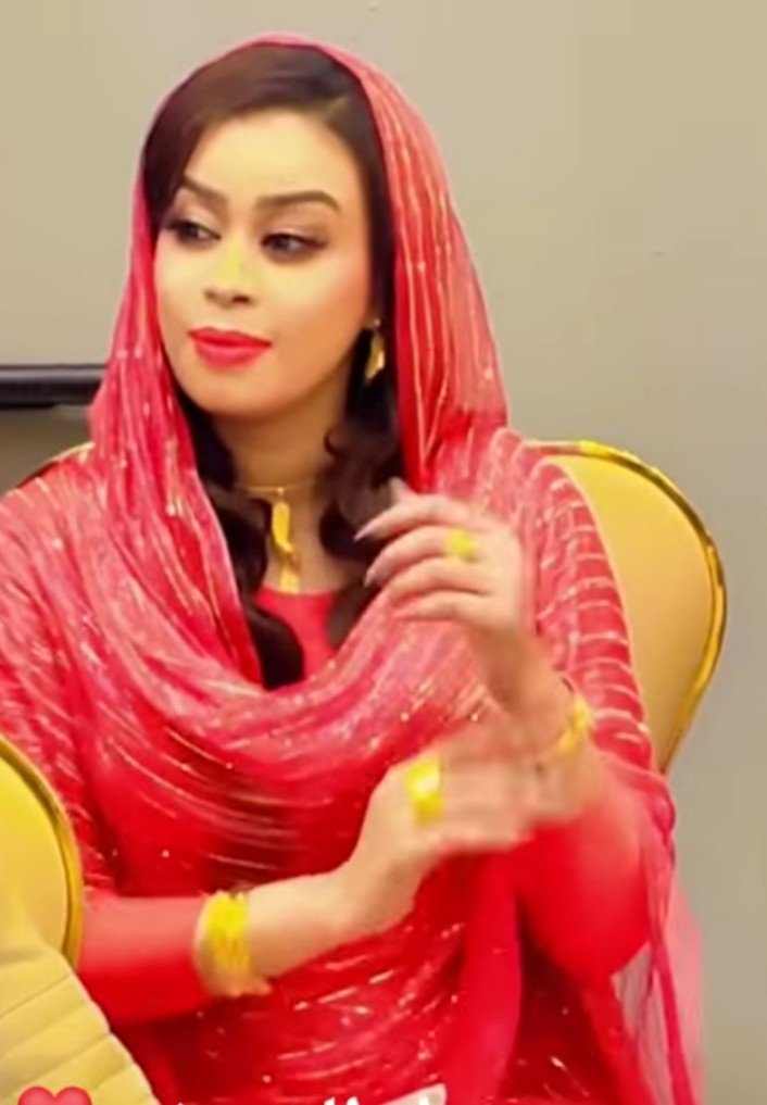 شاهد بالفيديو.. داخل مركب على النيل.. شاب "سوداني" يقود حسناوات "إيطاليات" في وصلة رقص مثيرة على أنغام إحدى أغنيات إيمان الشريف 10 ايمان الشريف حفل