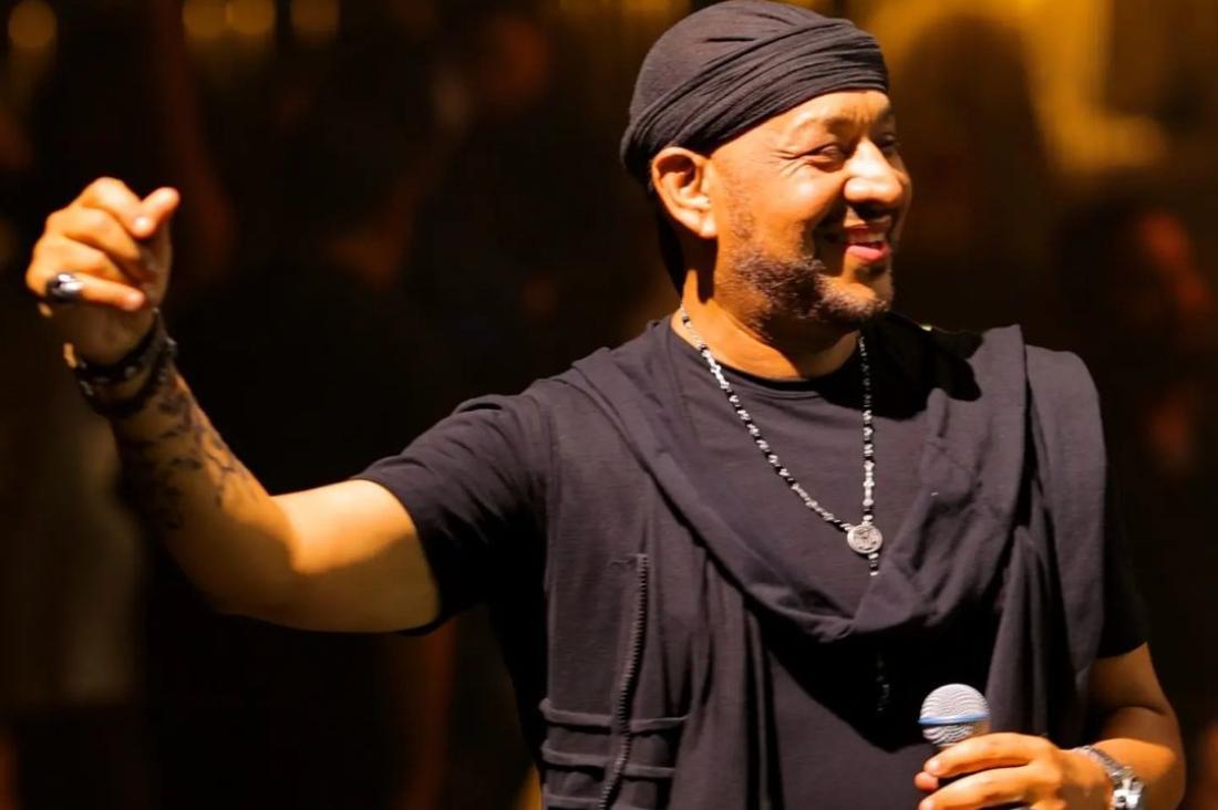 شاهد بالفيديو.. الفنان المصري الشهير عصام كاريكا يغني في حفل زواج سوداني بالقاهرة بمشاركة الفنان عثمان بشة 10 عصام كاريكا مصدر الصورة من حسابه على إنستجرام 1