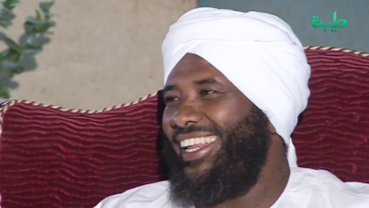 شاهد.. الشيخ الراحل محمد سيد حاج يرد على "عسكري" بإحدى المطارات العربية خاطبه بكلمة "يا زول" دون أن يفهم معناها: (هذا هو معناها ويفهمه العرب الأصليين) 10 محمد سيد حاج