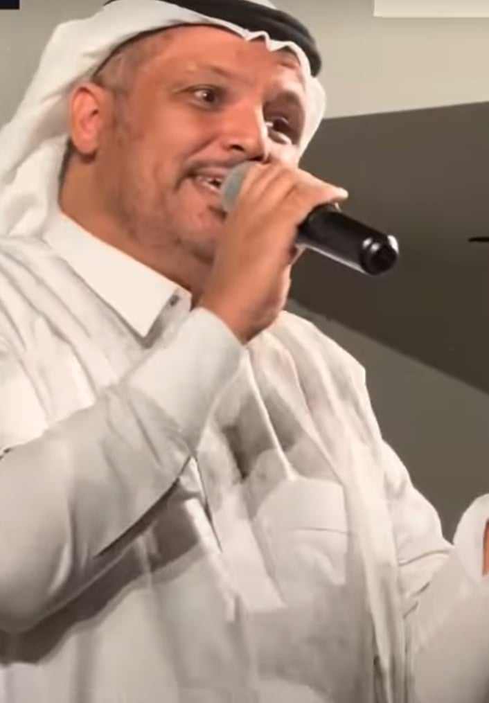 شاهد بالصورة والفيديو.. باحث سعودي يبهر الحاضرين بحفظه للثقافة والغناء السوداني بشعرائه ويتسبب في بكاء العازف إسماعيل عبد الجبار 10 462569496 9523547061007637 5154018385986115711 n