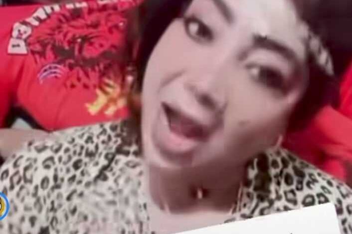 شاهد بالفيديو.. اليوتيوبر السودانية الشهيرة خديجة أمريكا تحذر النساء والفتيات من محاولة الاقتراب من زوجها "حامد" الذي ظهر جالس خلفها وساخرون: (ربنا يفك أسرك يا حامد) 1 462578710 487177053790124 566039499466224951 n