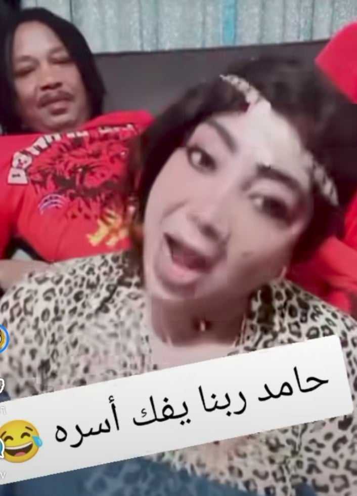 شاهد بالفيديو.. اليوتيوبر السودانية الشهيرة خديجة أمريكا تحذر النساء والفتيات من محاولة الاقتراب من زوجها "حامد" الذي ظهر جالس خلفها وساخرون: (ربنا يفك أسرك يا حامد) 10 462578710 487177053790124 566039499466224951 n