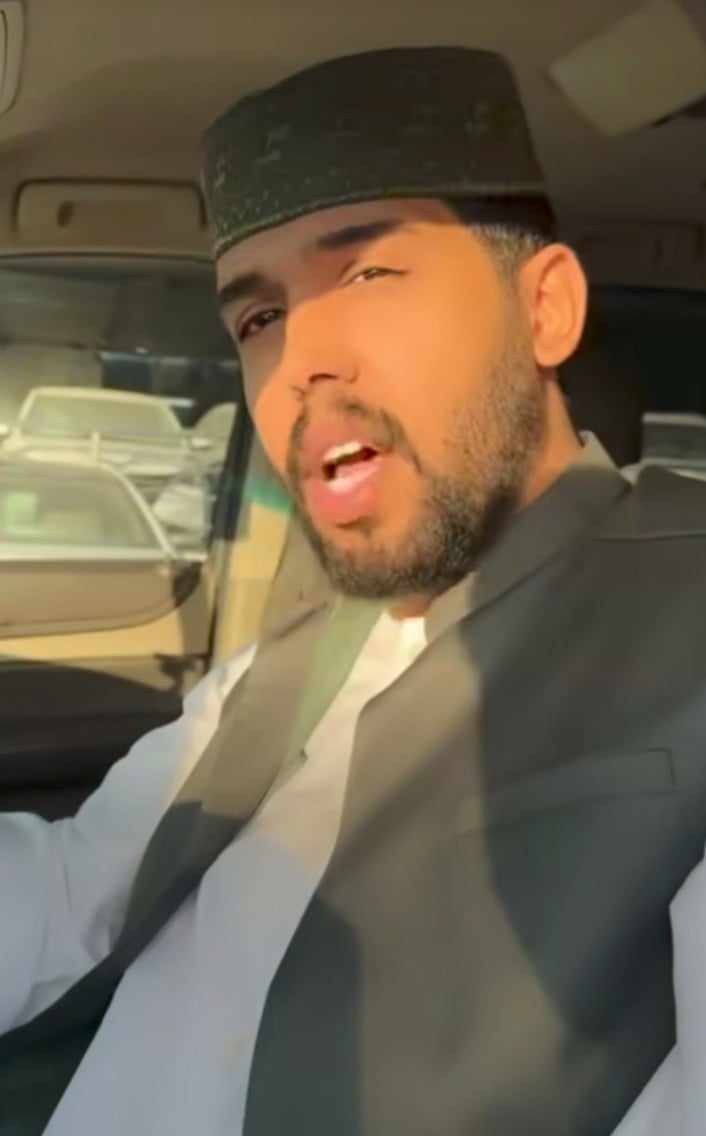 شاهد بالصورة والفيديو.. بطريقة مضحكة ناشط سعودي يظهر بالزي القومي السوداني ويقلد السودانيين في حماقتهم عند الذهاب لبيع سيارة 10 462582148 1673320413243716 6448484150981069565 n