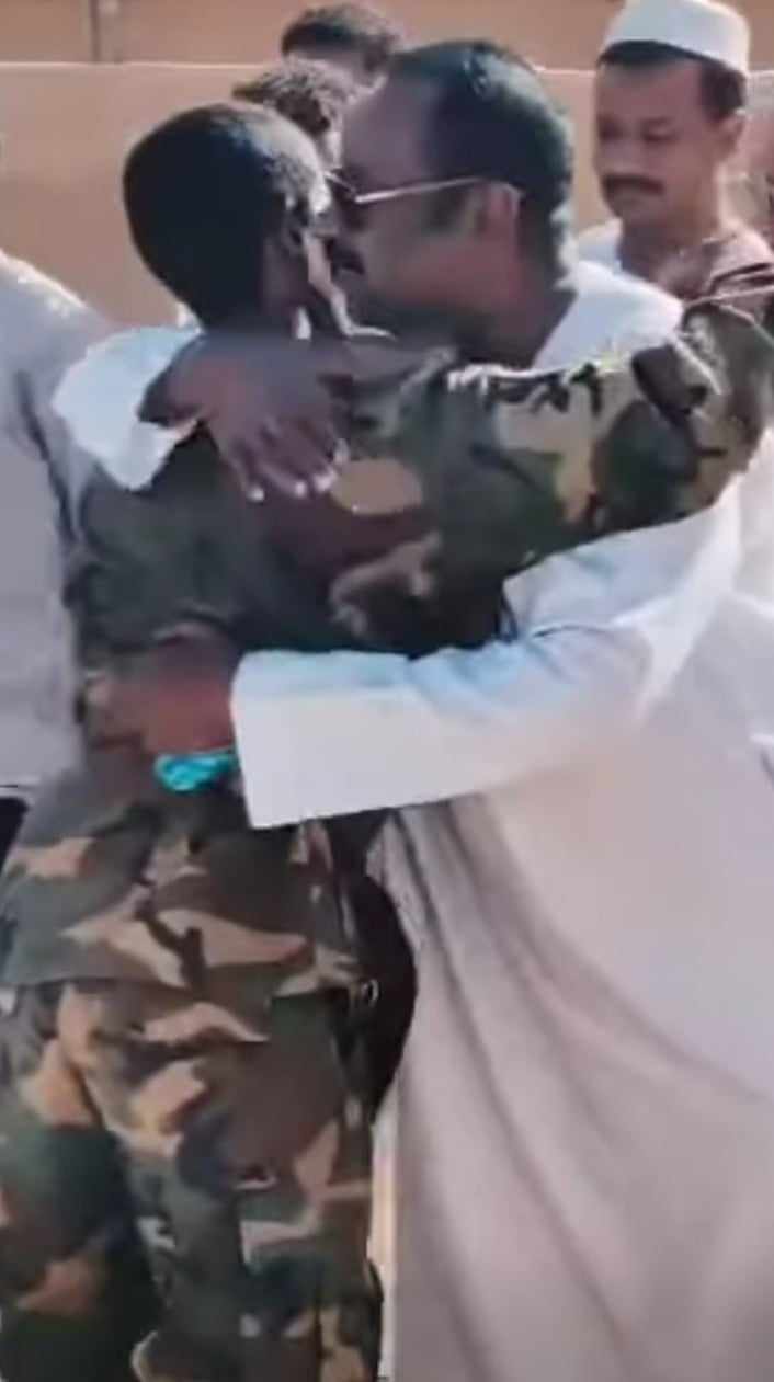 بالصورة والفيديو.. شاهد فرحة أسرة سودانية بعودة إبنها من سلاح المدرعات استعداداً للجلوس لامتحانات الشهاده السودانية 10 462641610 599799369232520 8328187669055482640 n