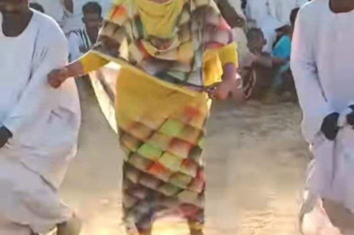 شاهد بالصورة والفيديو.. راقصة الشمال الحسناء "هاجر" تشعل حفل طمبور بوصلة رقص مثيرة وتهلب حماس "الكورس" والجمهور يتغزل: (هجاجة وعملتي العجاجة يا هجورة) 1 462641617 8761212174000195 4116648216478349064 n