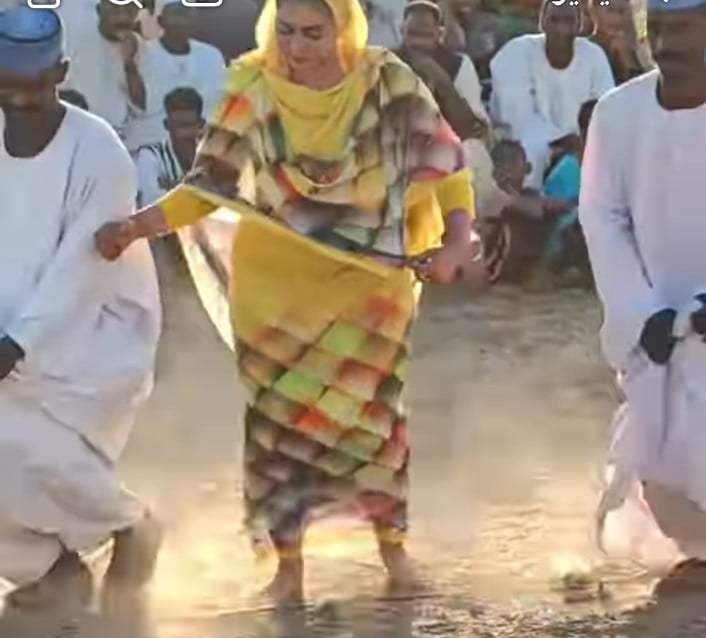 شاهد بالصورة والفيديو.. راقصة الشمال الحسناء "هاجر" تشعل حفل طمبور بوصلة رقص مثيرة وتهلب حماس "الكورس" والجمهور يتغزل: (هجاجة وعملتي العجاجة يا هجورة) 10 462641617 8761212174000195 4116648216478349064 n