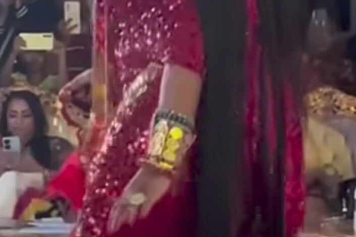 شاهد بالصورة والفيديو.. مودل سودانية تقدم فواصل من رقيص العروس خلال عرض أزياء خارج البلاد وتثير ضجة إسفيرية واسعة 1 462648092 9150241821692809 3371635678418081073 n