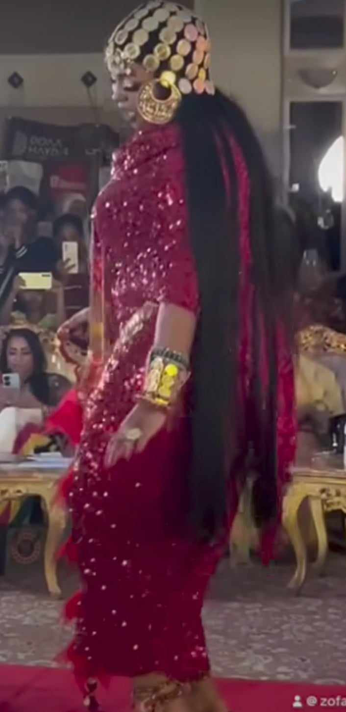 شاهد بالصورة والفيديو.. مودل سودانية تقدم فواصل من رقيص العروس خلال عرض أزياء خارج البلاد وتثير ضجة إسفيرية واسعة 10 462648092 9150241821692809 3371635678418081073 n